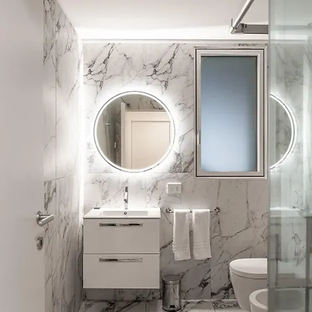 아파트 The Golden Duo Two Luxury Units In One Building By Aura Luxury Collection 코모